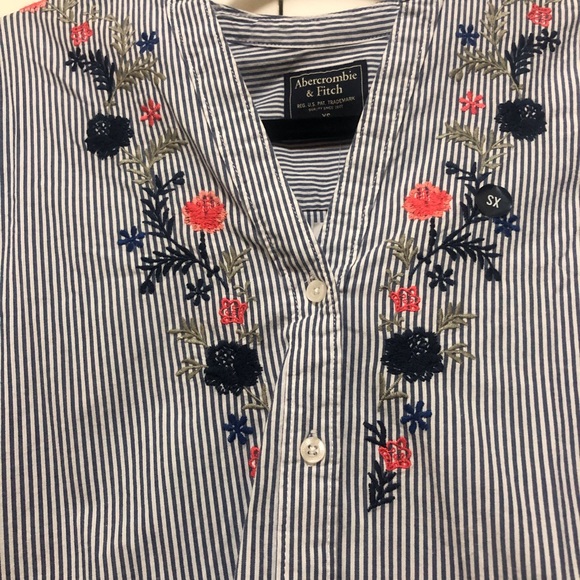 NWT $58 Abercrombie & Fitch Embroidered Floral Tie-Sleeve Blouse in XS! - Picture 3 of 8